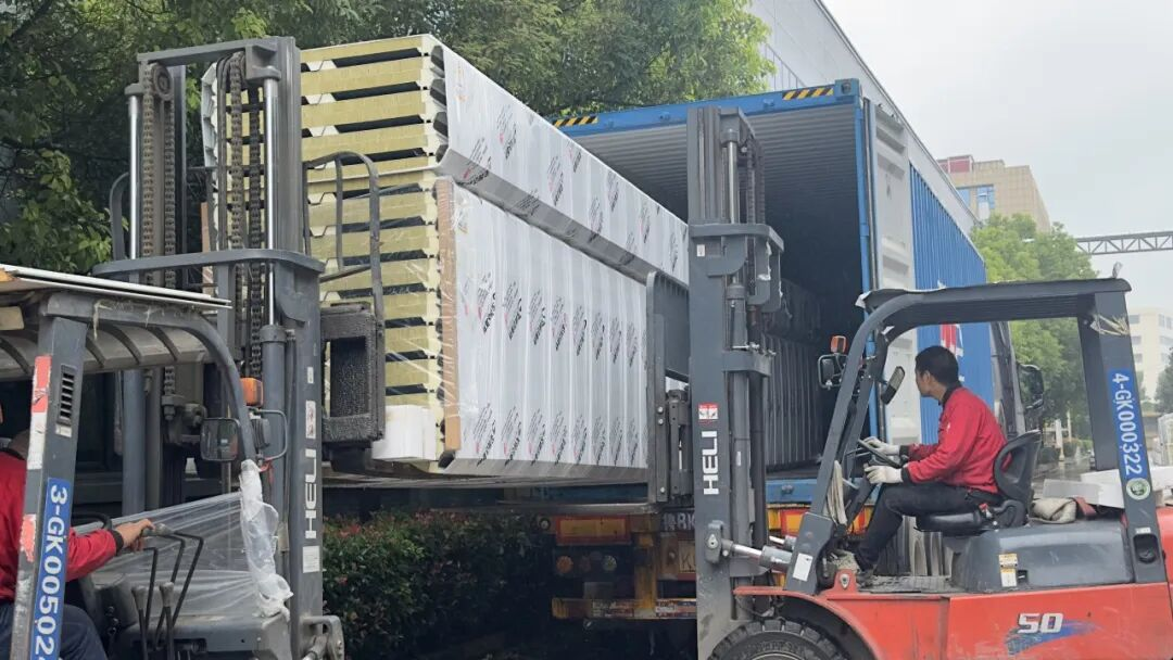 風雨無阻！寶潤達車間“鐵軍”迎戰連綿秋雨，護航日本客戶準時交付！